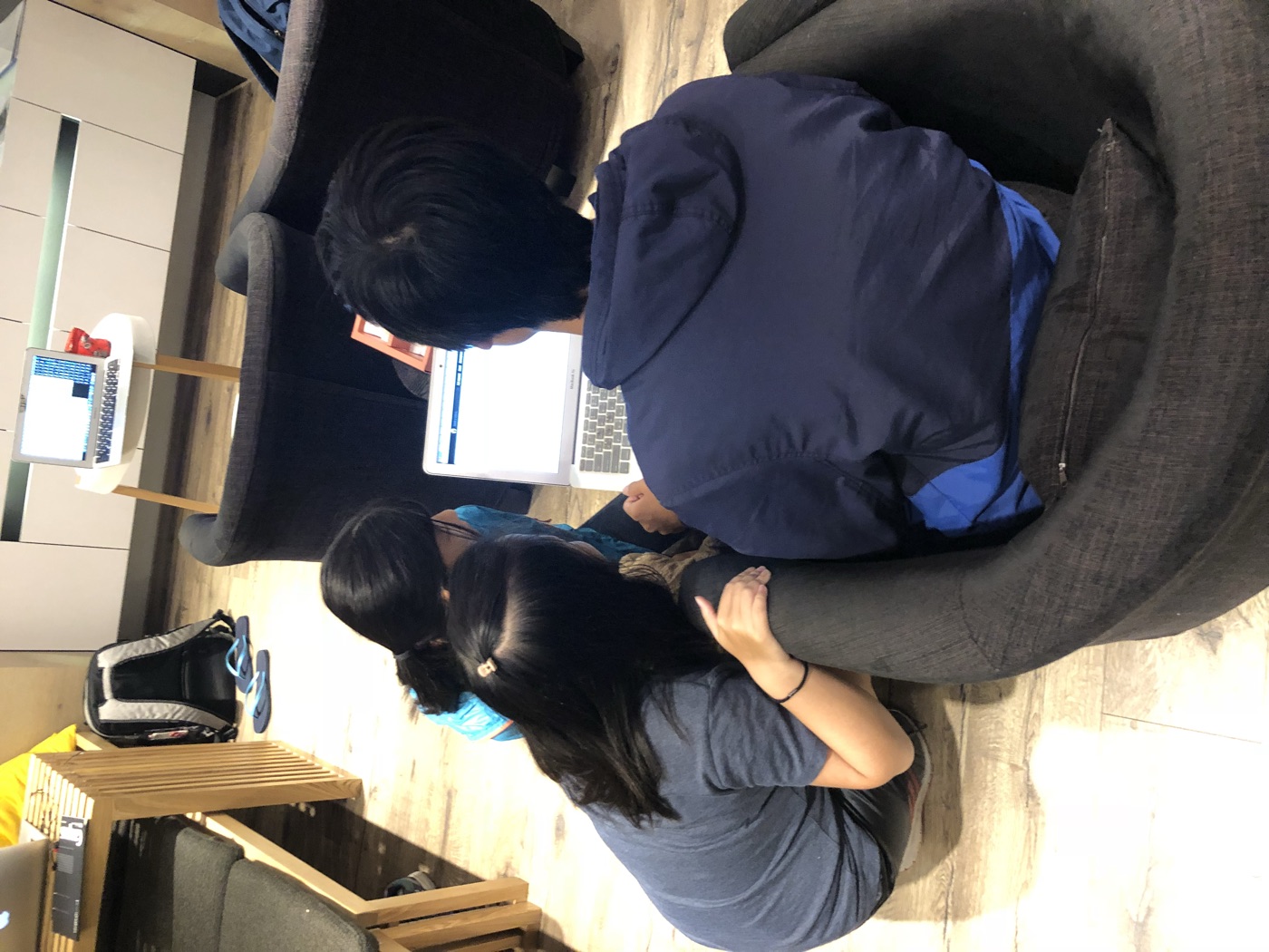 三個孩子在青島東路的青旅裡,圍著一台筆電討論網站要放什麼。