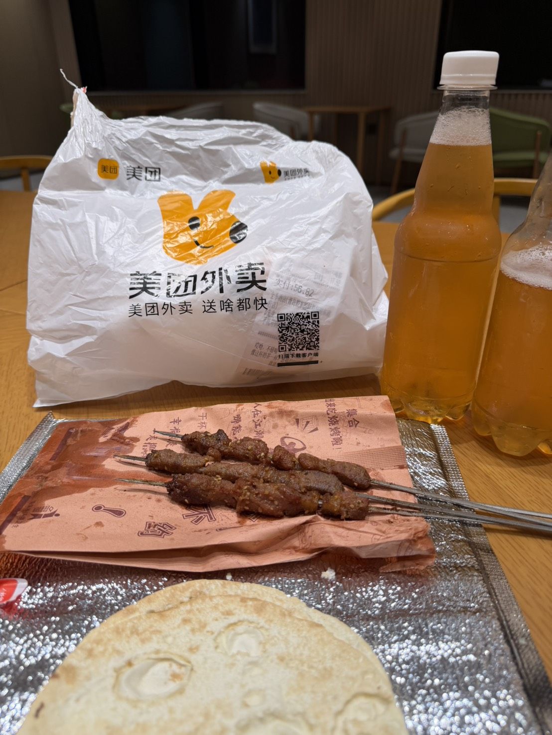 深夜一時、美団のデリバリーで届いた串焼き、餅、そしてその日に醸したばかりの生ビール二本が、ホテルのロビーのテーブルに並んでいる